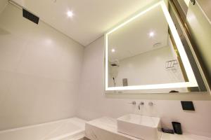 首尔库利南杰奥德酒店的白色的浴室设有水槽和镜子
