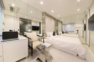 首尔库利南杰奥德酒店的一间卧室配有一张床和一张带笔记本电脑的书桌