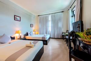 暹粒吴哥全景精品酒店的酒店客房设有两张床和大窗户。
