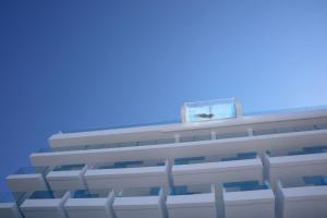 帕尔马海滩帕尔马湾伊波索尔酒店 - 仅限成人的上面有标志的建筑