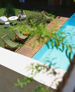 布宜诺斯艾利斯家园酒店的坐在游泳池旁椅子上的女人