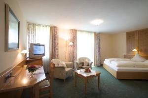 伊勒蒂森道韦勒之家酒店及餐厅的一间酒店客房,配有一张床和一台电视