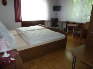 拉德贝尔根爱普波尔克酒店的卧室配有一张床和一张桌子及椅子