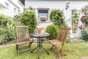 劳特尔巴赫Ferienwohnungen in ruhiger Ortsran的院子里有两把椅子和一张桌子