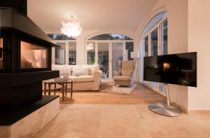 格拉纳达省阿拉马Villa Valparaiso的客厅设有壁炉和电视。