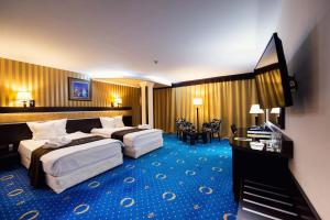 帕扎尔吉克赫巴格兰酒店的酒店客房设有两张床和电视。