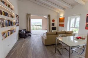 蒙多维Langhe Apartment - Mondovì的客厅配有沙发和桌子