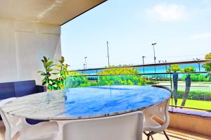 滨海比拉萨尔Complex Vicor的带阳台的客房内的蓝色桌椅