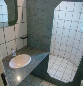 康塞桑达巴拉米兰特酒店的一间带水槽和镜子的浴室