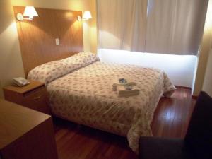 布宜诺斯艾利斯约拉门托里尔塔联排别墅酒店的酒店客房带两张床和电话