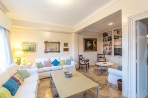 贝赫尔-德拉弗龙特拉Casa en la Corredera的客厅配有白色的沙发和桌子
