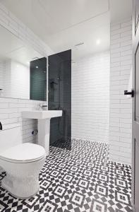 城南市黑拉西斯酒店的白色的浴室设有卫生间和水槽。