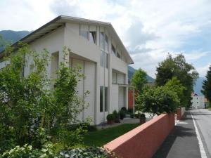 拉萨Haus Ilse & Karl Heinz的白色的房子,有红色的墙壁