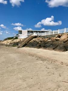 丹尼斯港花环汽车旅馆的岩石海滩顶部的建筑