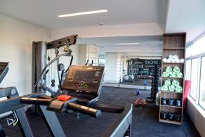 Dubai Suites的健身中心和/或健身设施
