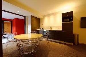 希伯维列完美公寓的厨房以及带桌椅的用餐室。