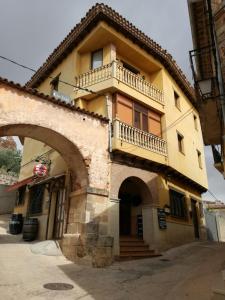 阿尔卡拉斯坎瑟塔乡村民宿的黄色的建筑,上面设有阳台