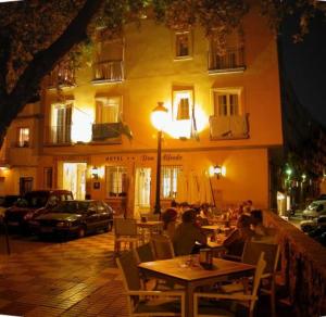 马贝拉唐阿尔弗雷多酒店的夜间坐在餐厅外桌子上的人