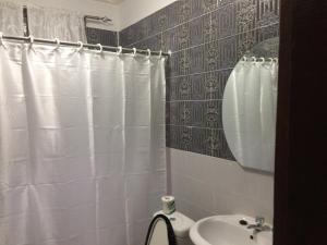 NatrinaMontgomery Brother Estate的浴室设有白色的淋浴帘和水槽