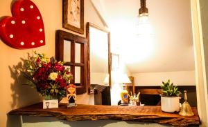 弗洛里亚诺波利斯Pousada Santarina的配有鲜花和镜子的桌子的房间