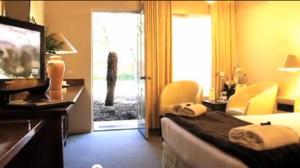 北克莱顿克莱顿莫纳什汽车旅馆&服务公寓的酒店客房设有一间带一张床和窗户的卧室
