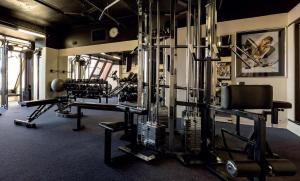 阿德莱德斯坦福格兰德阿德莱德酒店的健身房设有健身器材