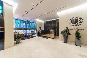 首尔天玺开浦酒店的种植了盆栽植物的酒店大厅