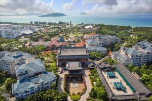 三亚三亚亚龙湾华宇度假酒店的城市的空中景观,建筑和海洋