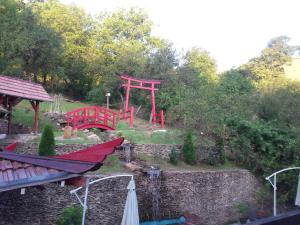 锡吉什瓦拉Casa Lily - Japanese Retreat的一个带红色大门和游乐场的花园