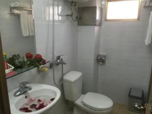 宁平周四旅馆的一间带卫生间和水槽的浴室