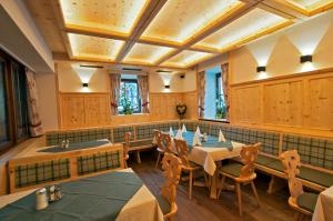 特里本崔伯尼尔霍夫酒店的一间带长桌和椅子的用餐室