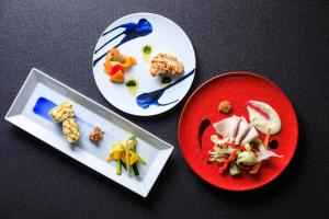箱根箱根芦香织日式旅馆的桌子上两盘食物