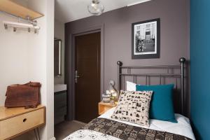 伦敦佩卡姆酒店的一间卧室配有一张蓝色墙壁的床