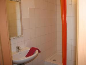 巴特维尔东根Holiday flat with private terrace in H ddingen的一间带水槽和红色毛巾的浴室
