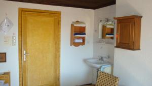 滨湖采尔Berghotel Blaickner's Sonnalm的一间带木门和水槽的浴室