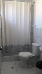 特鲁希略Suite Trujillo的一间带卫生间和淋浴帘的浴室