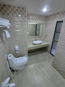 斗六市雲林斗六福爾摩莎大飯店的一间带卫生间和水槽的浴室