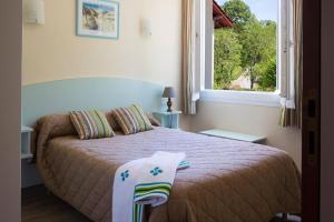 伊特兰卡比德拉尼夫韶斯酒店的一间卧室配有一张带窗户的床和床罩
