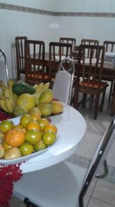 卡舒埃拉保利斯塔Santa Helena Pousada的桌椅上的一盘水果