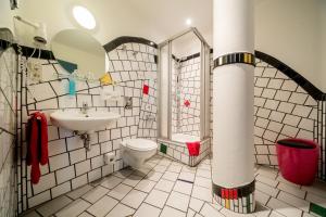 马格德堡马格德堡艺术酒店的一间带卫生间和水槽的浴室