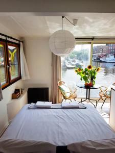 阿姆斯特丹迪亚船屋住宿加早餐旅馆的一间卧室配有一张床,享有水景