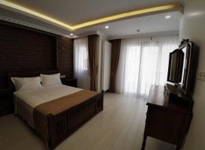 伊斯坦布尔塔克辛公寓的一间卧室配有一张大床和电视