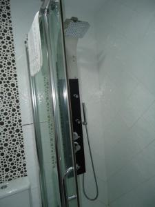 麦地那西多尼亚Apartamento Thebussem的浴室里设有玻璃门淋浴