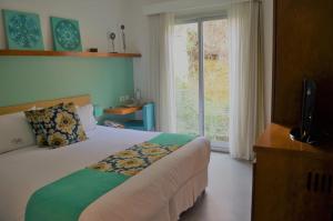 布宜诺斯艾利斯麦安酒店的一间卧室设有一张床和一个大窗户