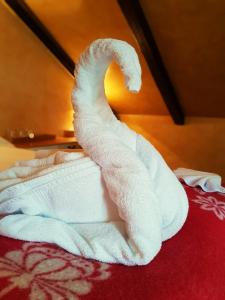 瑟伊藻克罗屈尔庭达斯托酒店的床上的白色毛巾