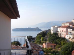 圣尼科拉阿尔切拉Albergo Il Brillantino的房屋的阳台享有海景。