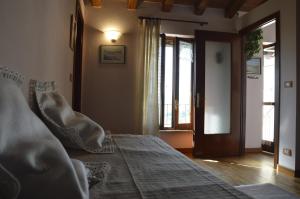 阿尔巴阿尔塔维拉提格里住宿加早餐旅馆的一间卧室配有一张床,一扇门设有窗户