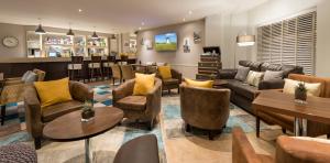 莱瑟姆-圣安妮Mode Hotel St Annes的带沙发和椅子的客厅以及酒吧