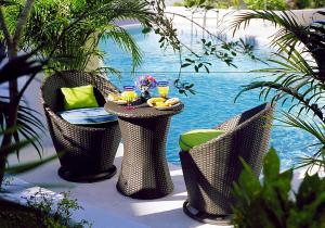 基韦斯特银色棕榈树酒店的水边庭院里的桌椅