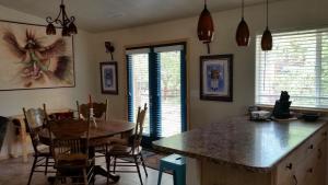 科尔特斯Grizzly Roadhouse Bed and Breakfast的厨房以及带桌椅的用餐室。